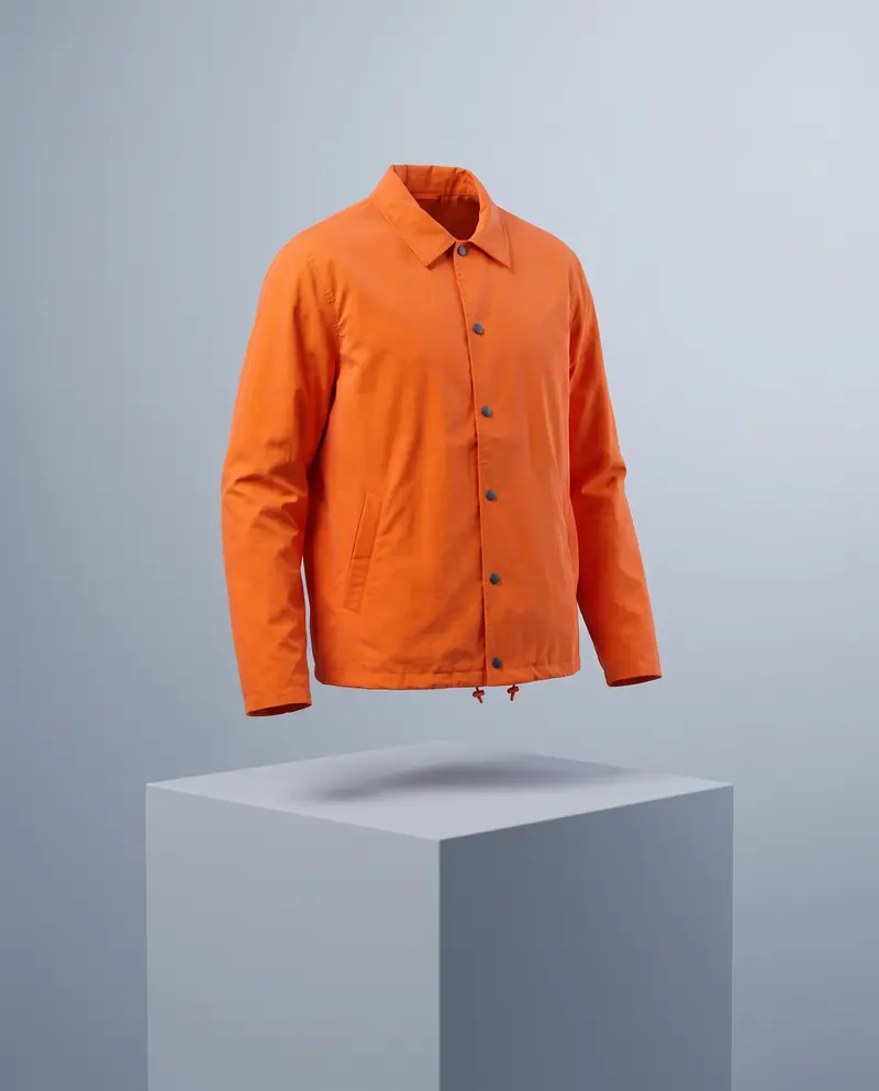 Blue Hour Coach Jacket in Natrium, schwebend über einem Sockel